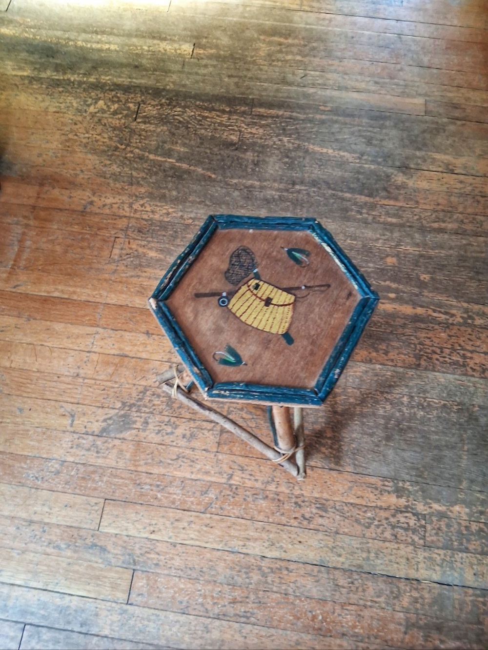 ❤️ Rustic Wooden Fish Side Table - Picture 5 of 6